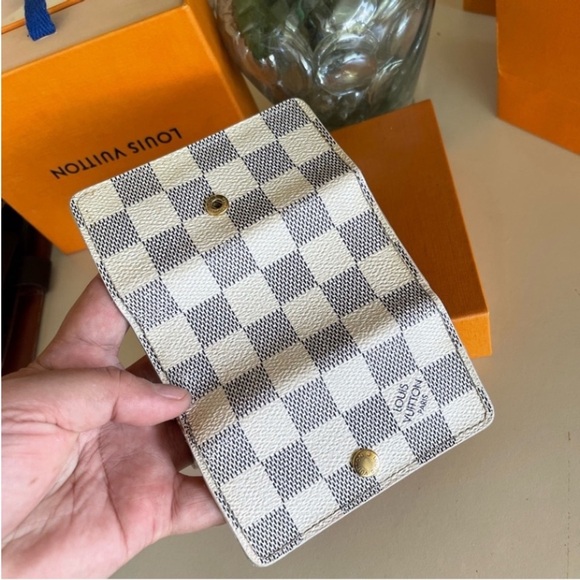 Authentic Louis Vuitton keys holder 🤎💛🤎🤎🔑🔑🔑 - Picture 10 of 12